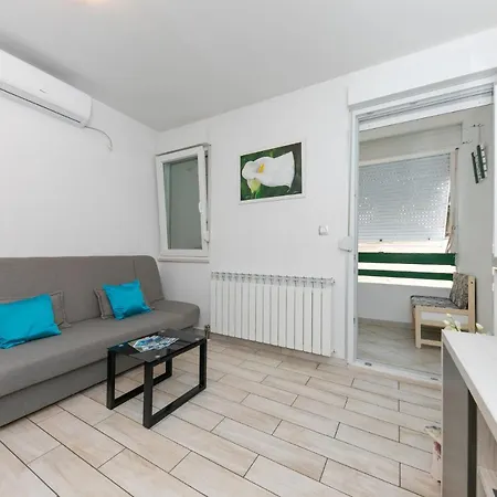 For 2, Balcony, Wi-fi, Public Parking, Private Entrance, Self Check In Apartment *