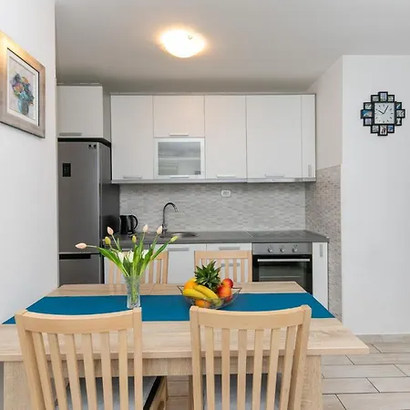 For 2, Balcony, Wi-fi, Public Parking, Private Entrance