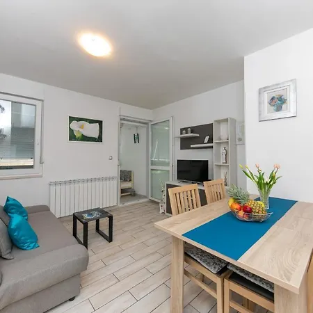 For 2, Balcony, Wi-fi, Public Parking, Private Entrance