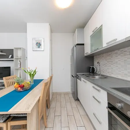 For 2, Balcony, Wi-fi, Public Parking, Private Entrance, Self Check In * Split