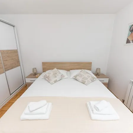 For 2, Balcony, Wi-fi, Public Parking, Private Entrance, Self Check In Apartment *