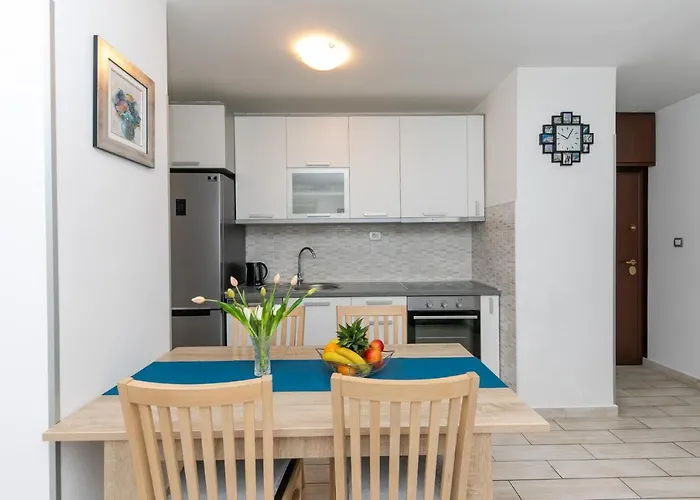 For 2, Balcony, Wi-fi, Public Parking, Private Entrance