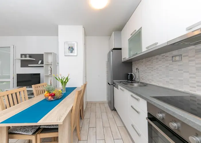 For 2, Balcony, Wi-fi, Public Parking, Private Entrance * Split