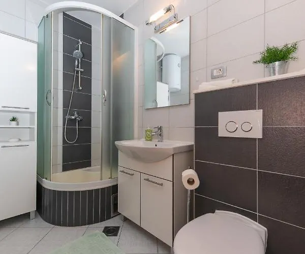 For 2, Balcony, Wi-fi, Public Parking, Private Entrance Split