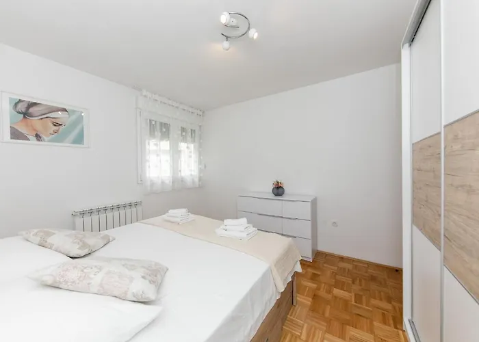 For 2, Balcony, Wi-fi, Public Parking, Private Entrance *