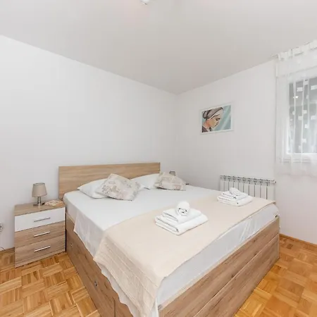 For 2, Balcony, Wi-fi, Public Parking, Private Entrance דירה ספליט